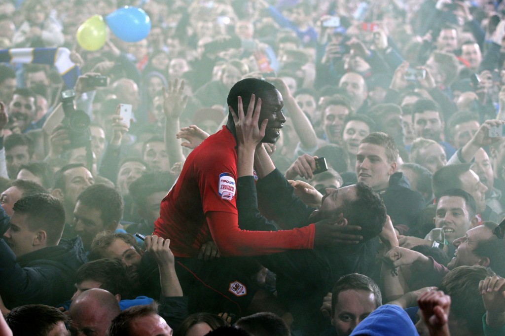 Les joueurs ont été portés en triomphe par la foule.