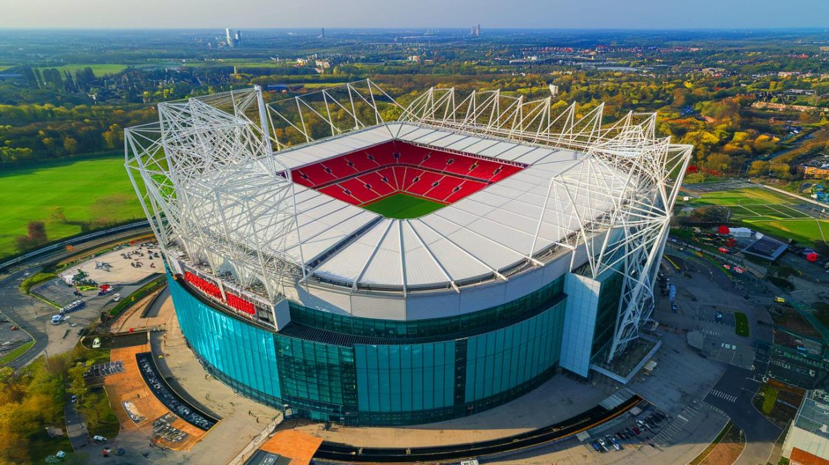 Manchester en émoi : le toit géant jamais vu de leur stade redéfinit l'architecture sportive avec une ombrelle écoénergétique titanesque