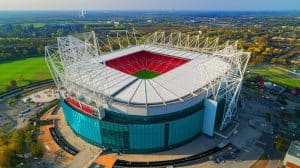 Manchester en émoi : le toit géant jamais vu de leur stade redéfinit l'architecture sportive avec une ombrelle écoénergétique titanesque