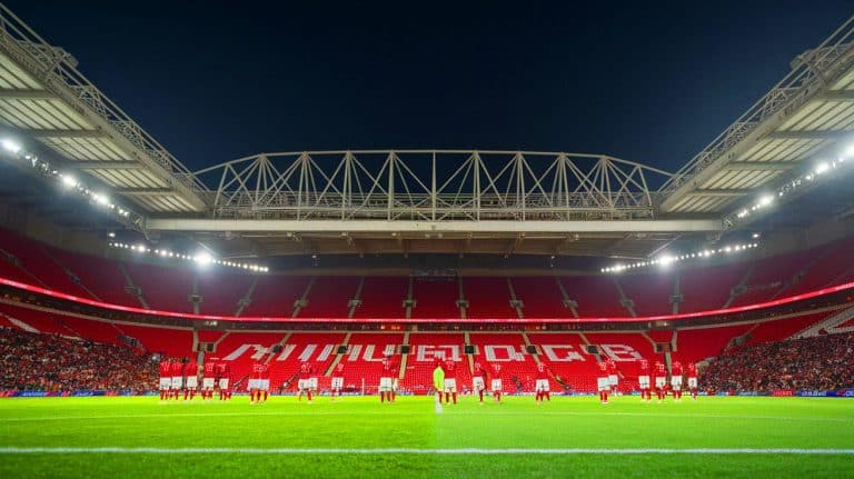 Manchester United enflamme la planète foot : la composition prédite contre Manchester City bouleverse les attentes et promet un affrontement titanesque