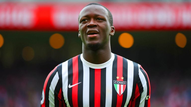 « Une vague de puissance venue d’Italie » : ce talentueux Assane Diao de Como pourrait transformer Manchester United en machine à buts irrésistible