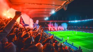 Illustration de l'ambiance au Parc des Princes lors du match PSG contre Arsenal en demi-finale de la Ligue des Champions (création par IA, non réaliste). Crédit : Ideogram