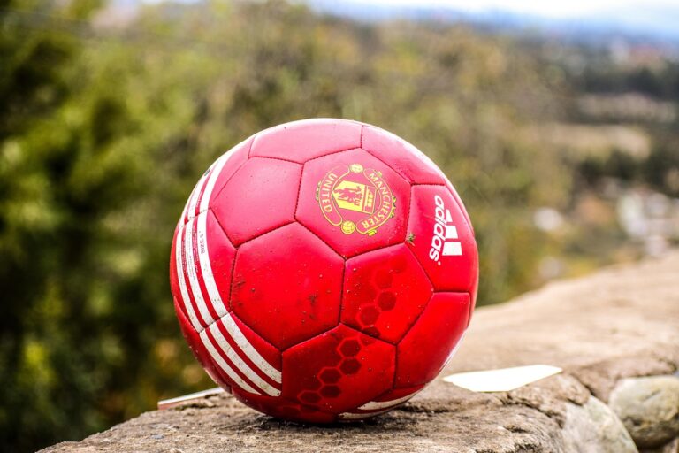 « Manchester United, roi incontesté du football mondial » : cette dynastie de légende continue de fasciner et de dominer le terrain avec une autorité inébranlable