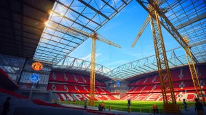 Illustration de la construction des nouveaux stades pour Manchester United et Everton (création par IA, non réaliste).