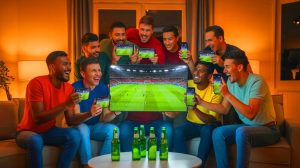 Illustration de l'expérience de visionnage collective « Heineken Social Screen » avec des smartphones connectés (création par IA, non réaliste). Crédit : Ideogram