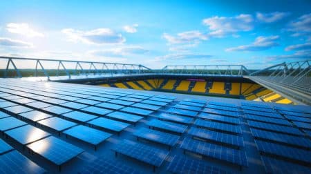 Illustration de l'installation de panneaux solaires sur le toit du stade du Borussia Dortmund. Image réalisée par IA.