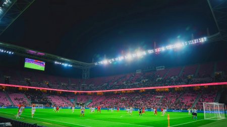 Illustration du stade Hard Rock Stadium à Miami prêt à accueillir la Coupe du monde des clubs avec un public clairsemé. Image réalisée par IA.