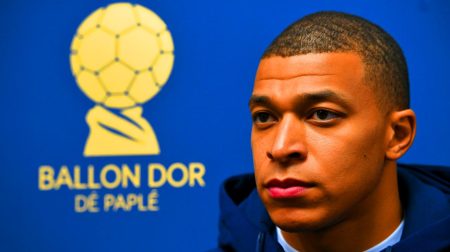 Illustration de Kylian Mbappé et Ousmane Dembélé en compétition pour le Ballon d'Or. Image réalisée par IA.