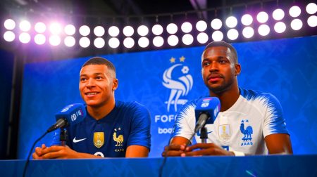 « Je laisse la place à Konaté » : Mbappé surprend tout le monde en s’éclipsant face aux caméras de l’Équipe de France Illustration de Kylian Mbappé cédant sa place à Ibrahim Konaté pour la conférence de presse de l'équipe de France. Image réalisée par IA.