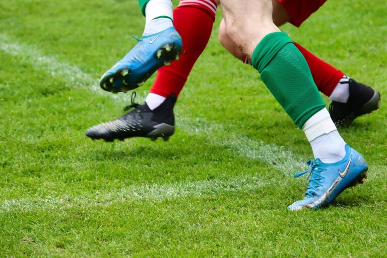 « Avec nos crampons en cuir, on ne simulait pas » : les anciens flinguent un football moderne jugé trop fragile et dénoncent une génération de joueurs « en mousse »