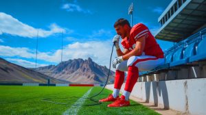 Illustration de l'utilisation d'une bonbonne d'oxygène par un joueur de football lors d'un match en Bolivie, générée par intelligence artificielle.