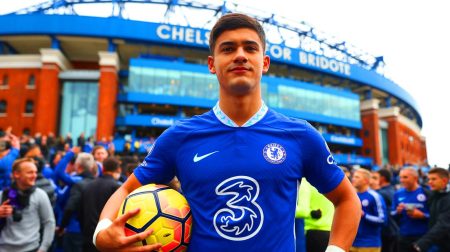 Illustration de l'arrivée d'Alejandro Garnacho à Chelsea après son transfert depuis Manchester United.