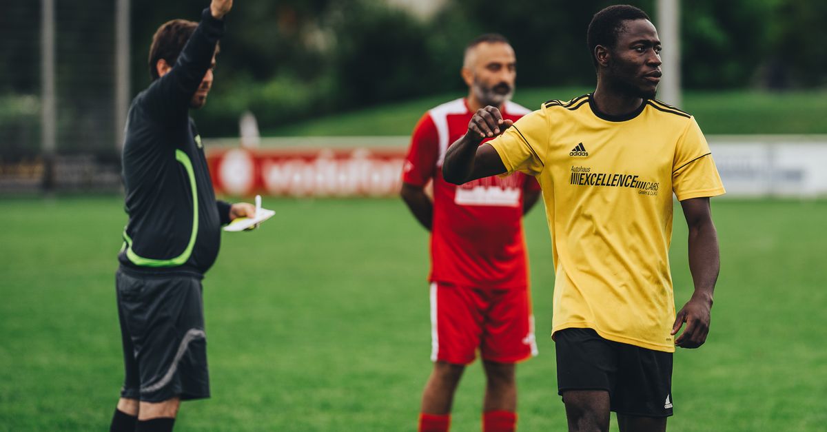 Howard Webb puni et relégué en League One soccer referee yellow card