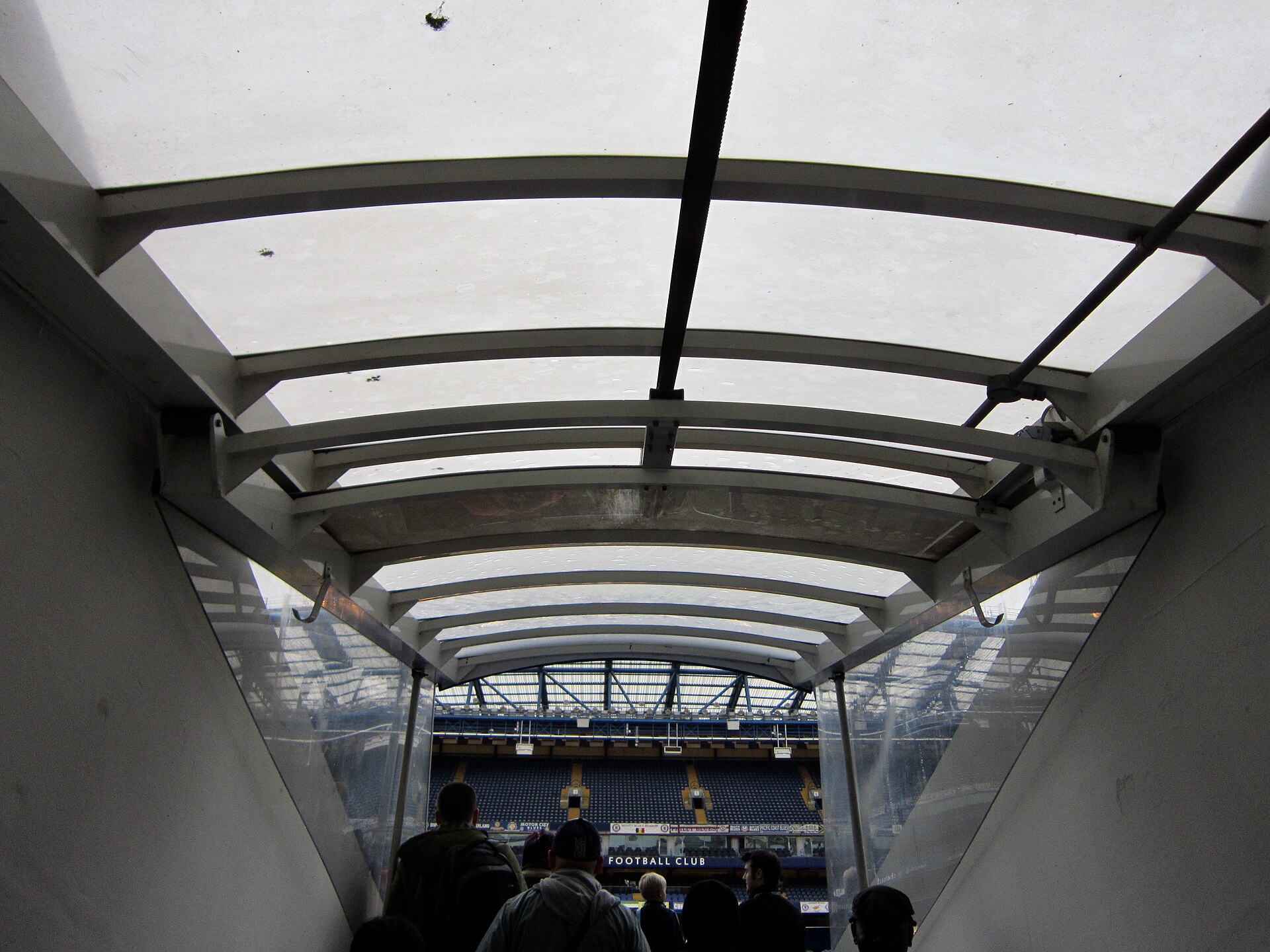 Couloir vitré menant aux tribunes du stade de Chelsea, vu de l’intérieur